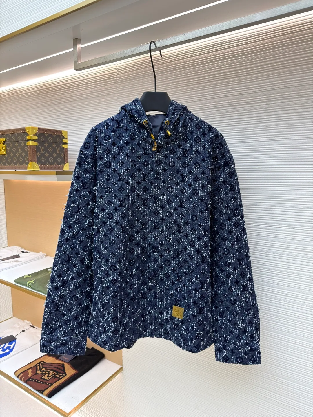 LOUIS VUITTON hooded denim jacket with velvet print ●Original version: Purchased and developed for 31500 ●Item number: 1681055-C55 ●Fabric: Retro siro jacquard exposed gauze fabric ●Technology: Heavy jacquard tassel production ●Version: Fitted version ●Weight: about 1255 grams ●Size: 46-48-50-52 ●Description: Vintage siro jacquard exposed gauze fabric, which is washed and polished with sand and gravel to form an aged texture, with an overly natural color. Heavy jacquard fringe craftsmanship creates the ultimate artistic sense. You can see how complicated the craftsmanship is when you look at the real thing. The hem leather tag has an iron mold pattern in the opposite color, and is made of genuine first-layer cowhide suede, which distinguishes it from the vague versions on the market. The lacquered copper bright lettering is clear and delicate, environmentally friendly, fixed and spray-dyed. The inner sewing barrel is threaded and hemmed. The workmanship is fine and perfectly restored. It instantly beats all versions on the market. The overall wiring is straight and delicate, the fabric is comfortable and soft, and the color is consistent without color difference. It can be matched with the same style to create a fashionable look and control various occasions. Customized accessories, complete with three standards, same style for men and women!